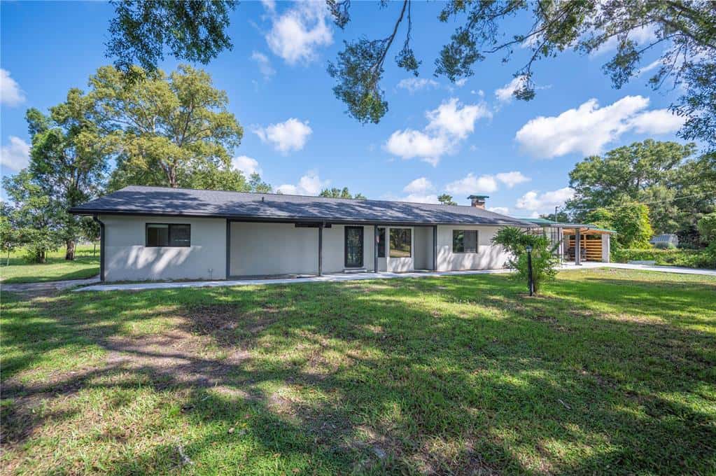 Single Family Residence in LITHIA
