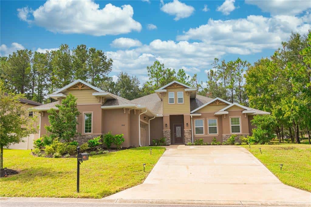 Single Family Residence in MOUNT DORA