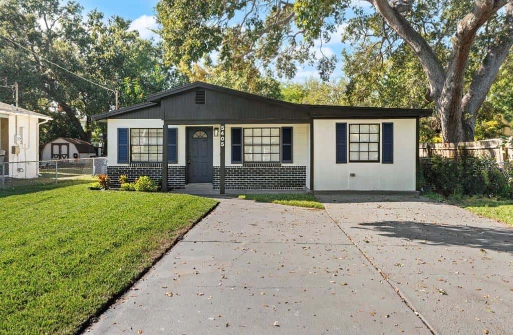 Single Family Residence in TAMPA