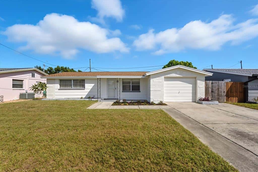 Single Family Residence in HOLIDAY