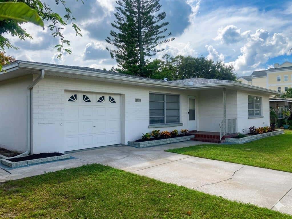 Single Family Residence in CLEARWATER