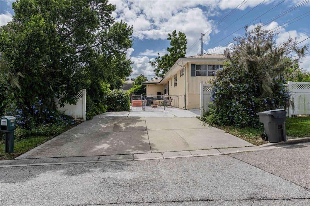 Single Family Residence in LAKELAND