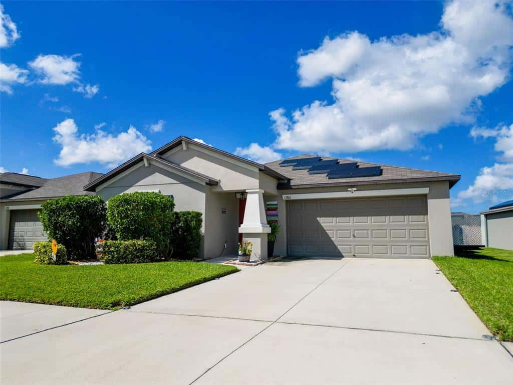 Single Family Residence in RIVERVIEW
