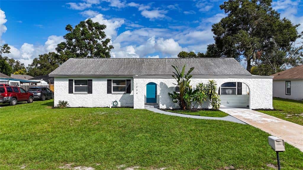 Single Family Residence in DELTONA