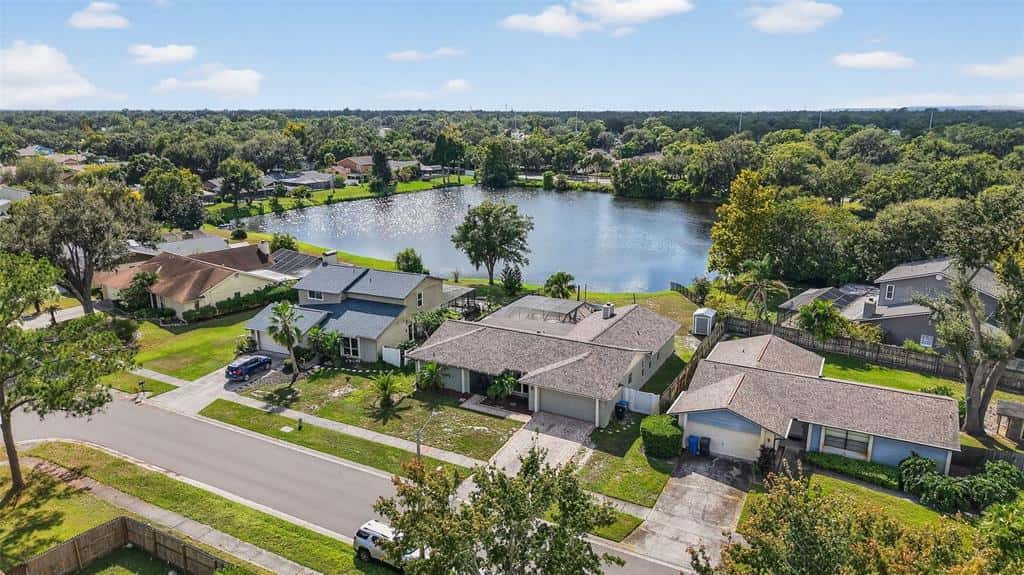 Single Family Residence in VALRICO