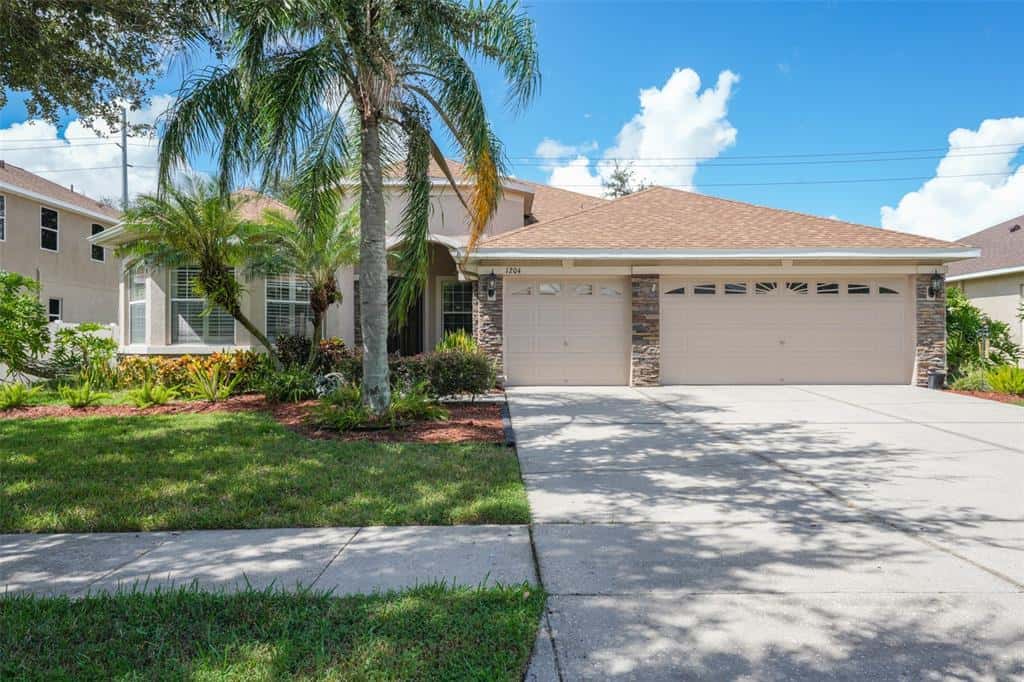 Single Family Residence in VALRICO