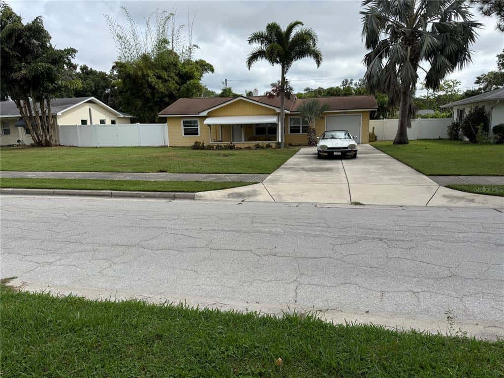 Single Family Residence in BELLEAIR