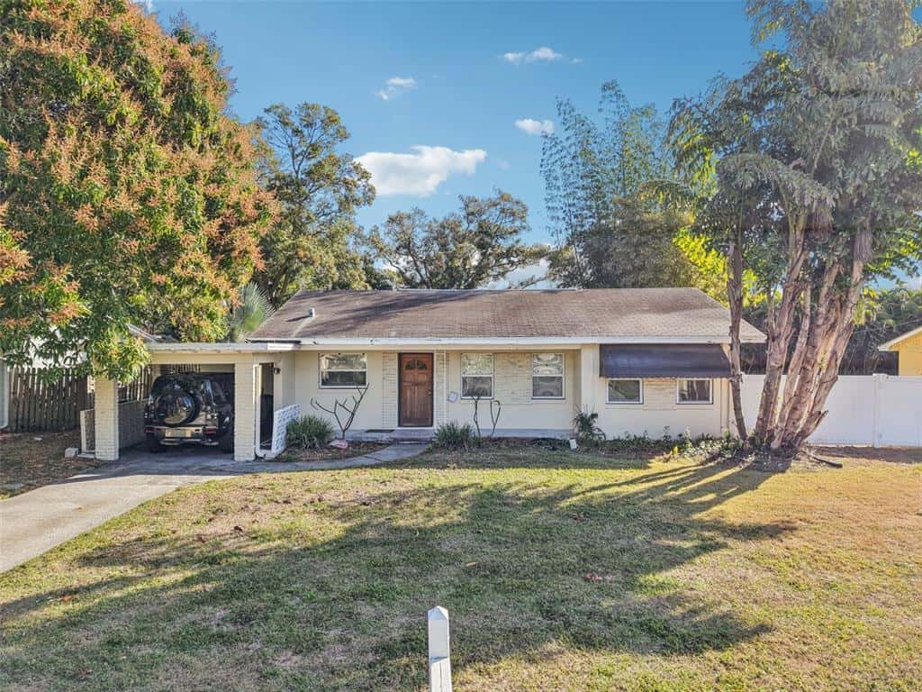 Single Family Residence in BELLEAIR