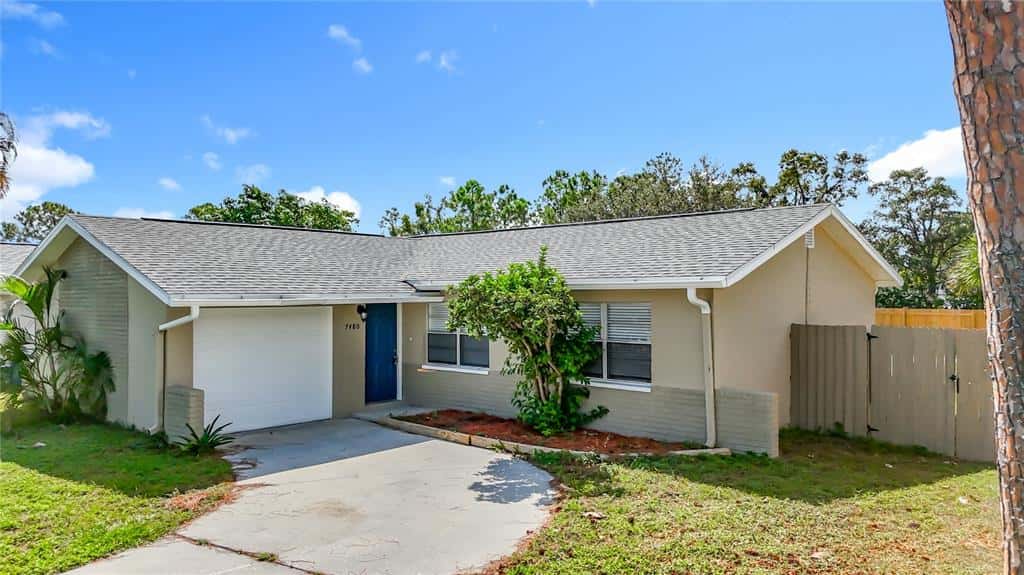 Single Family Residence in LARGO