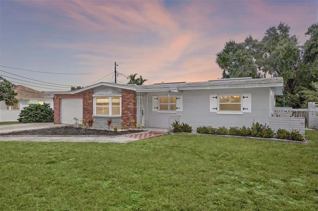 Single Family Residence in LARGO