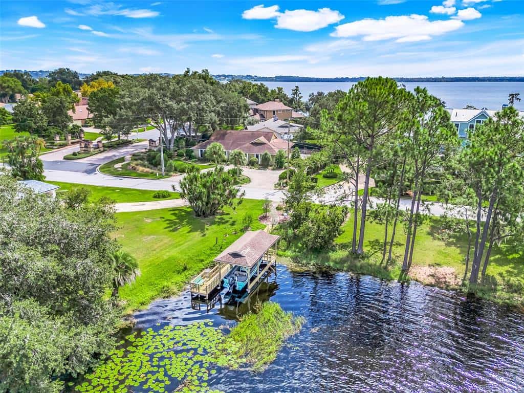 Single Family Residence in CLERMONT