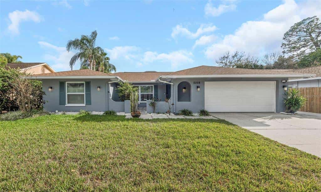 Single Family Residence in PALM HARBOR