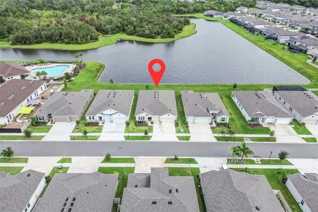 Single Family Residence in RIVERVIEW