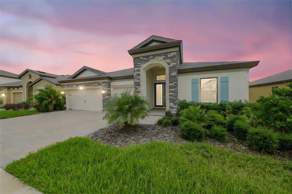 Single Family Residence in RIVERVIEW