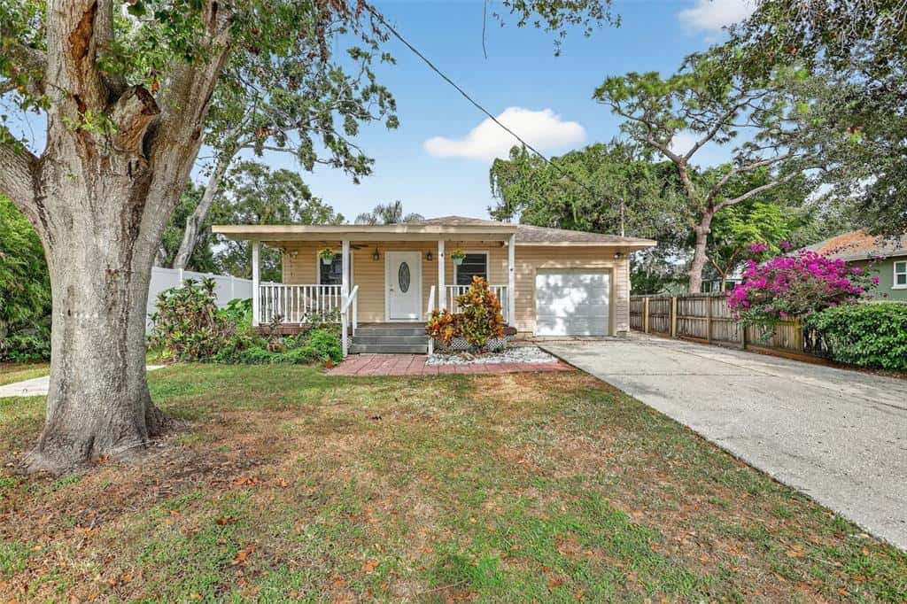 Single Family Residence in TAMPA
