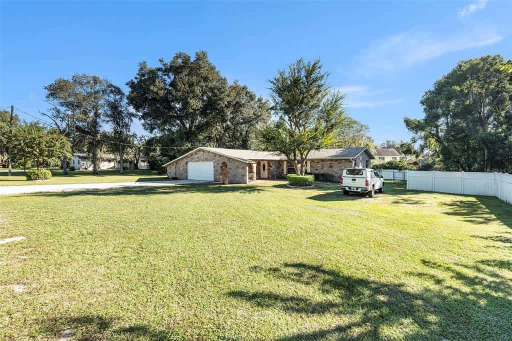 Single Family Residence in DADE CITY