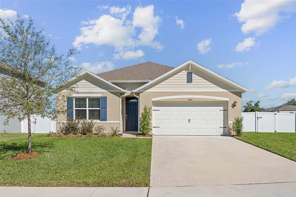 Single Family Residence in APOPKA