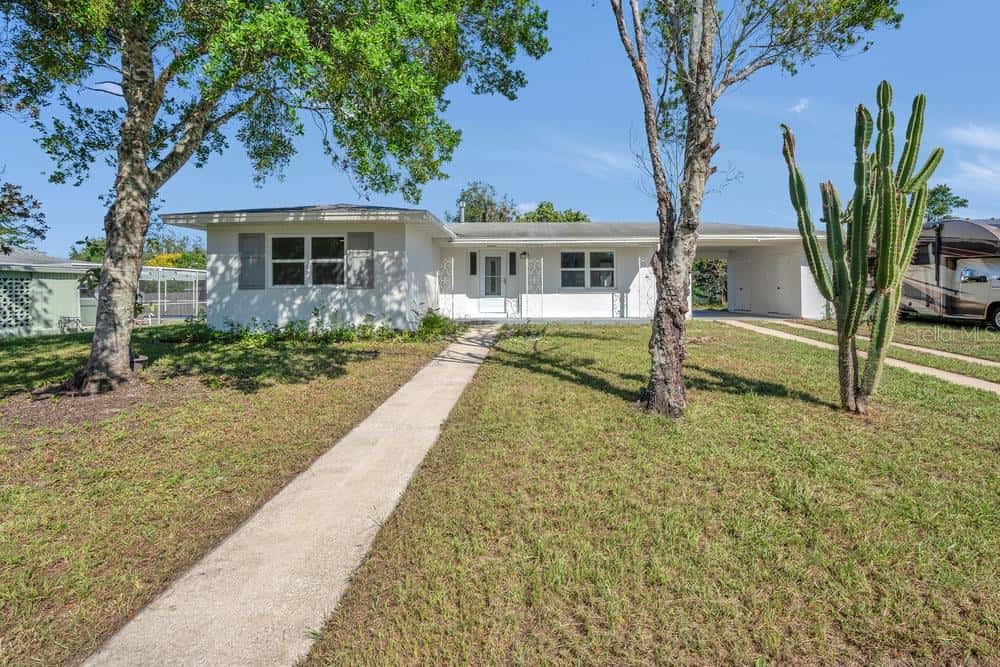Single Family Residence in DELTONA