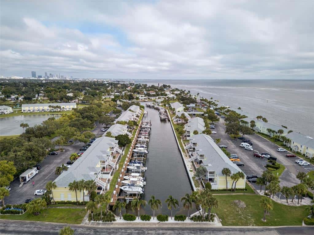 Condominium in ST PETERSBURG
