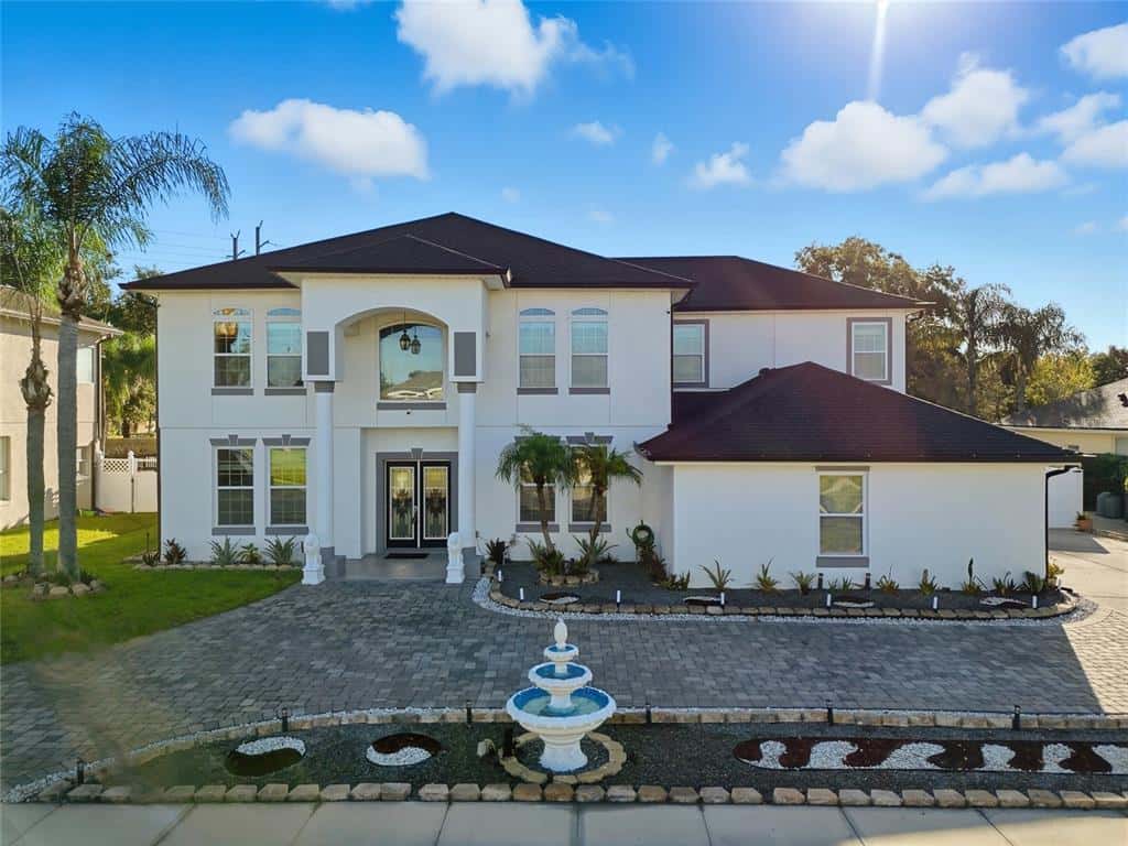 Single Family Residence in OVIEDO