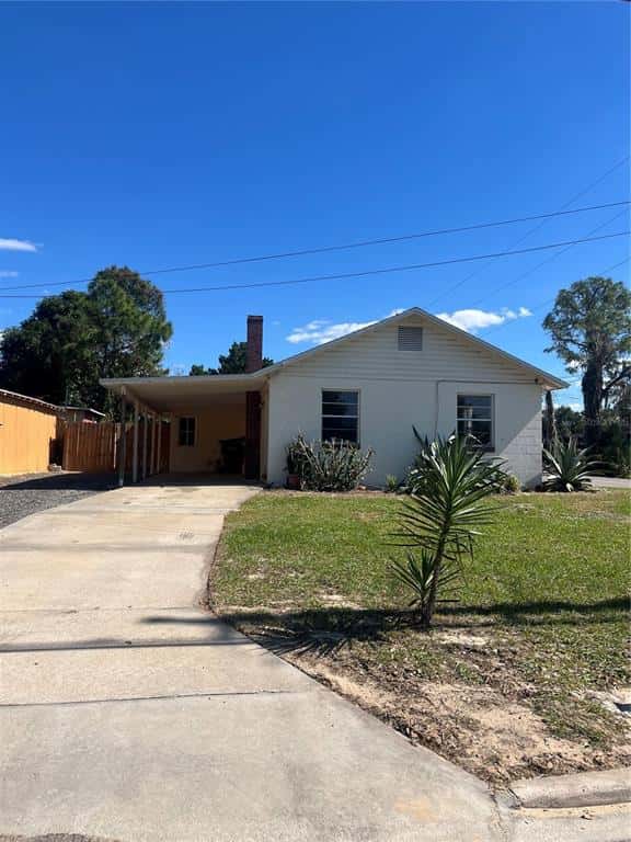 Single Family Residence in EUSTIS