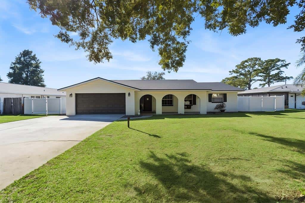 Single Family Residence in TAVARES
