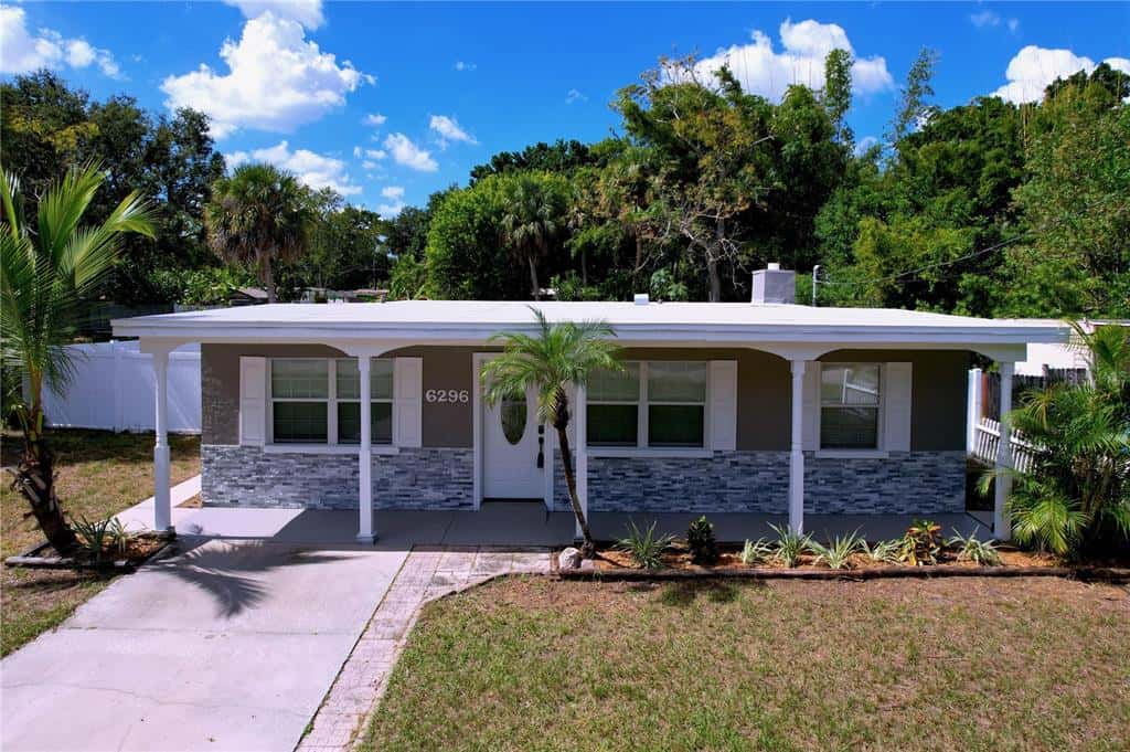 Single Family Residence in PINELLAS PARK