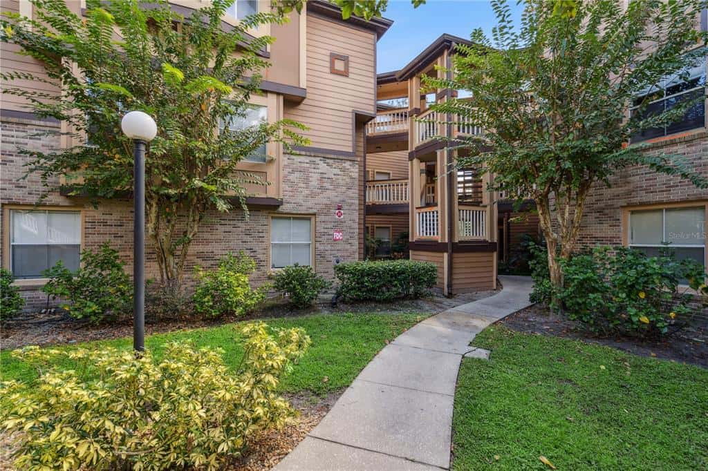 Condominium in LONGWOOD