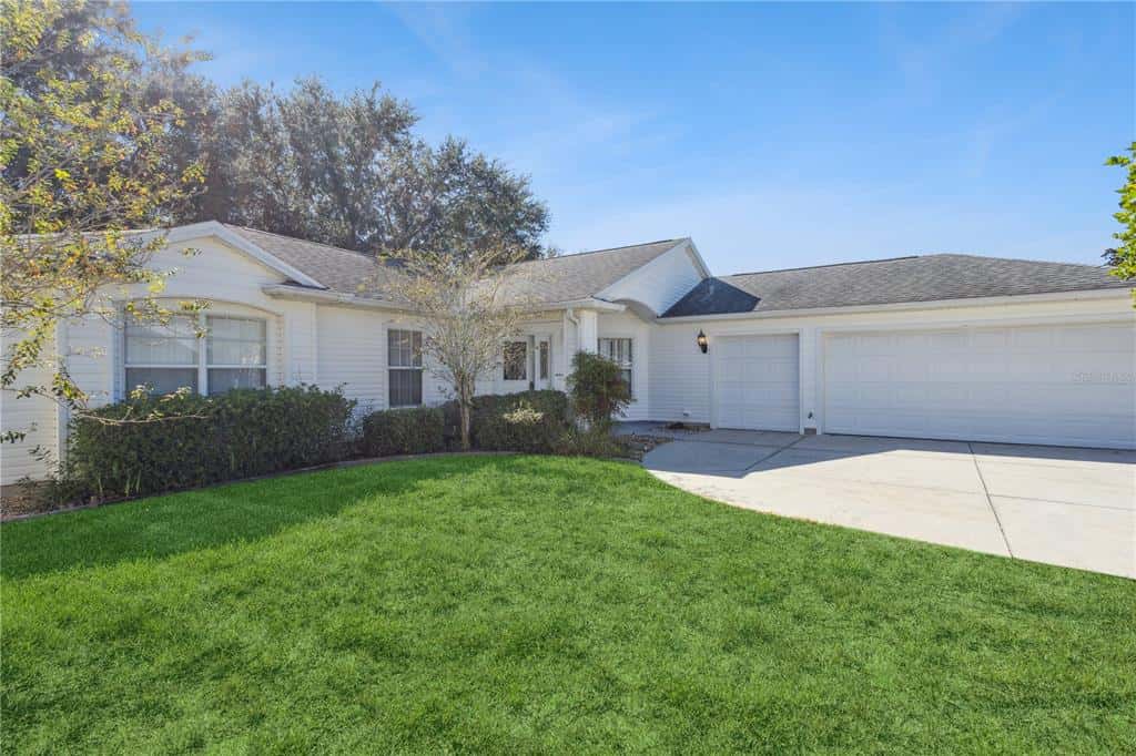 Single Family Residence in LEESBURG