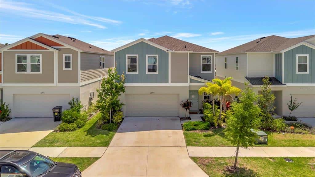 Single Family Residence in LITHIA