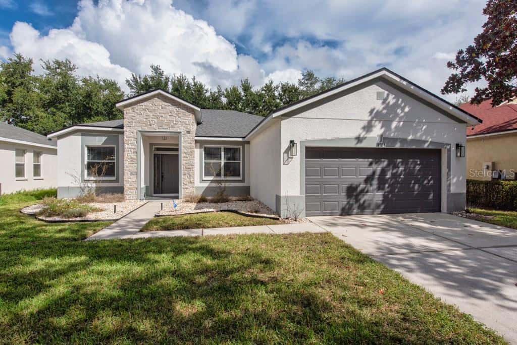 Single Family Residence in RIVERVIEW