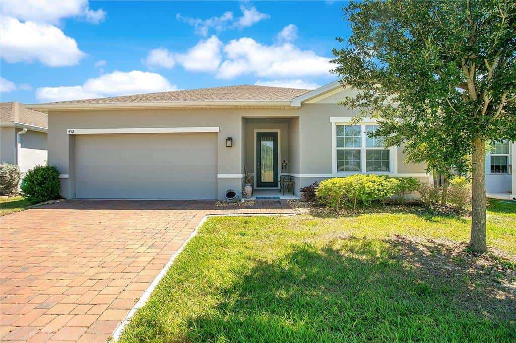 Single Family Residence in MOUNT DORA