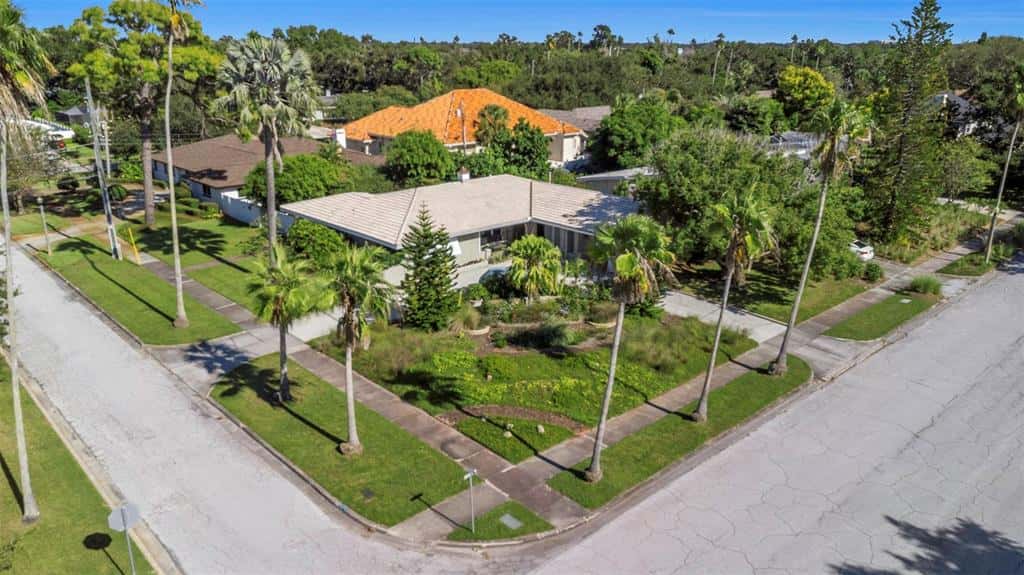 Single Family Residence in BELLEAIR