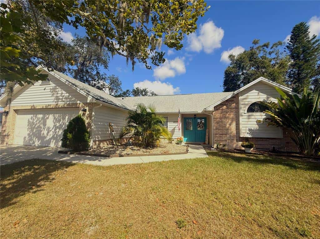 Single Family Residence in VALRICO