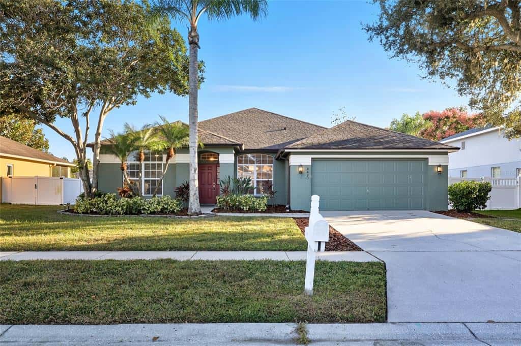 Single Family Residence in VALRICO