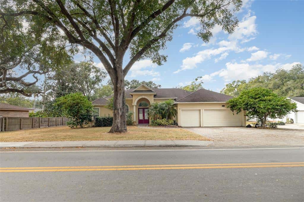 Single Family Residence in LAKELAND