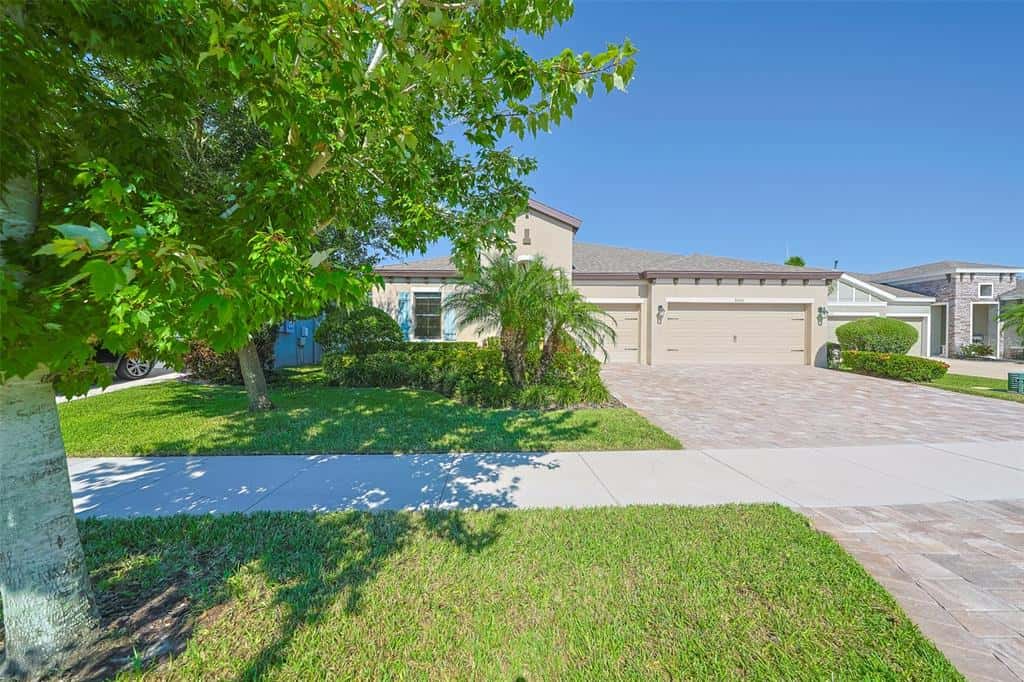Single Family Residence in APOLLO BEACH