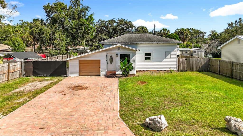 Single Family Residence in PALMETTO