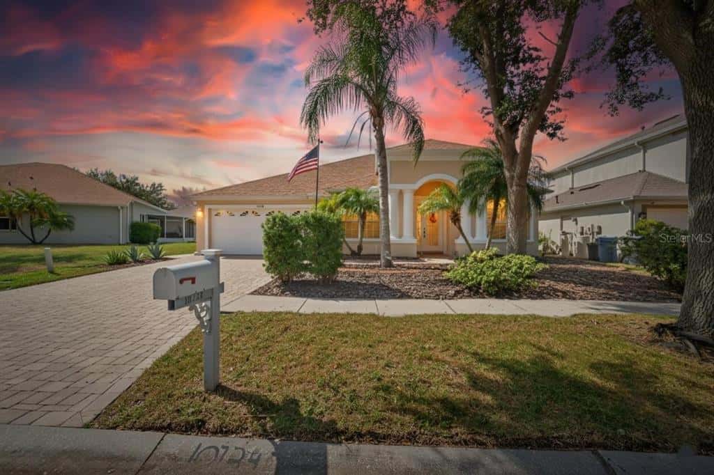Single Family Residence in RIVERVIEW