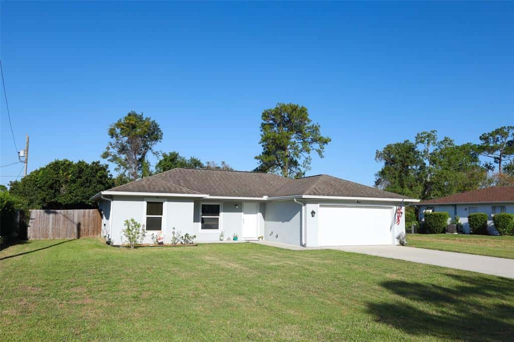 Single Family Residence in DELTONA