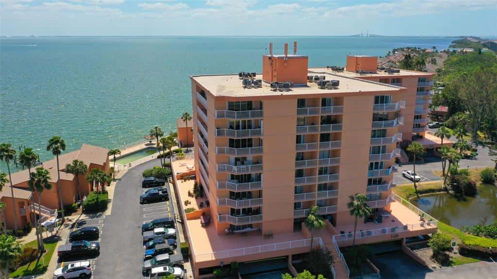 Condominium in ST PETERSBURG