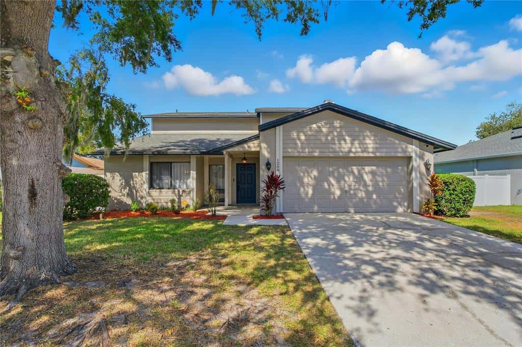 Single Family Residence in VALRICO