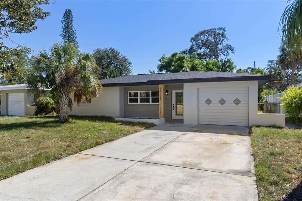 Single Family Residence in GULFPORT