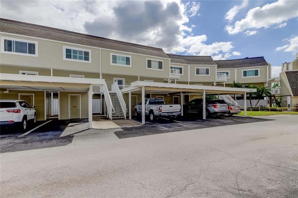 Condominium in DUNEDIN