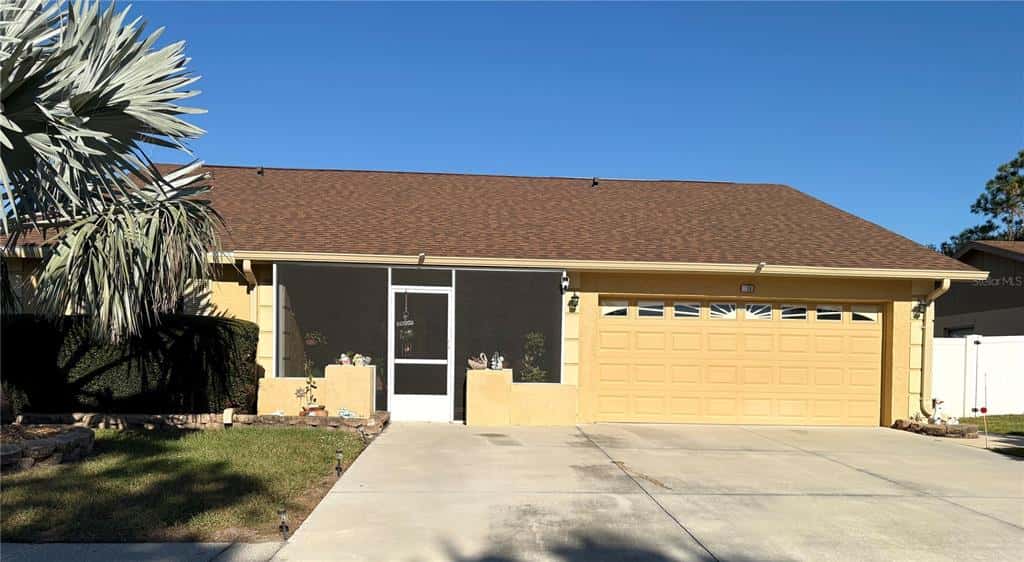 Single Family Residence in RIVERVIEW