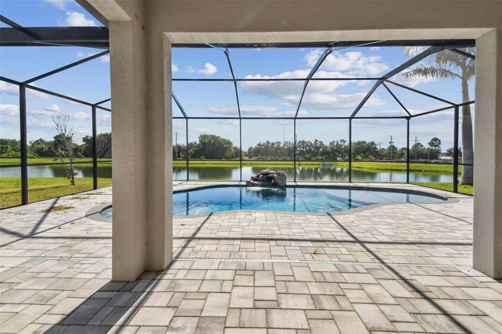 Single Family Residence in RIVERVIEW