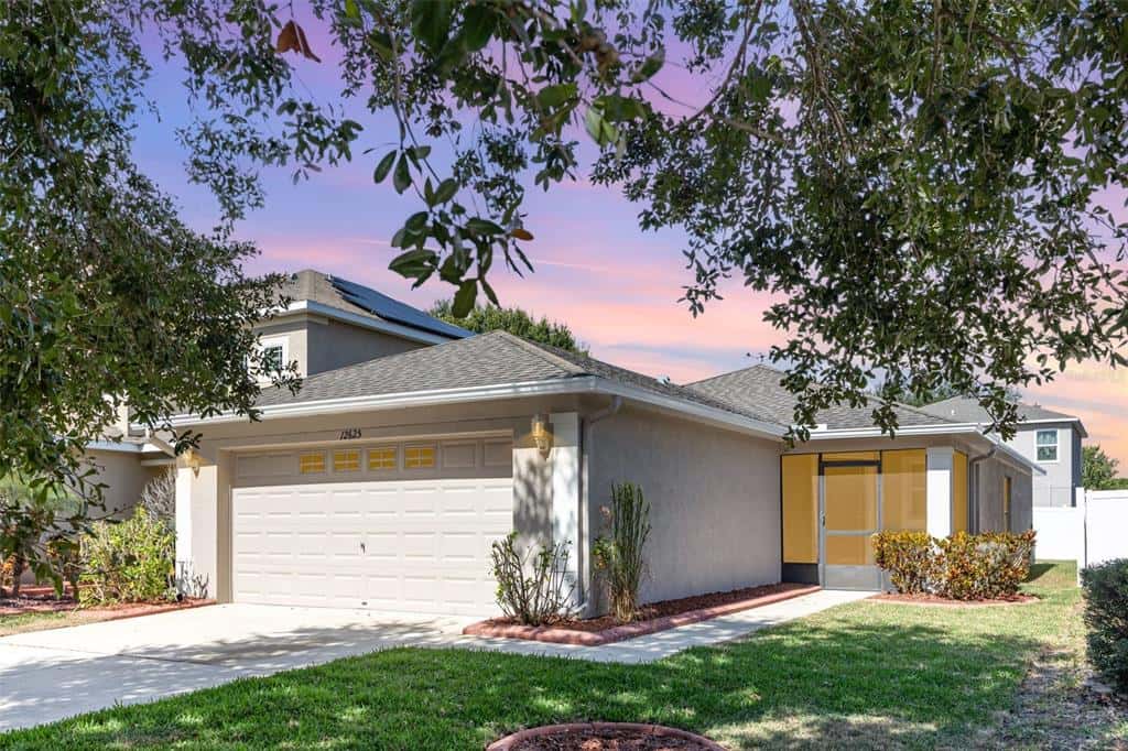Single Family Residence in RIVERVIEW
