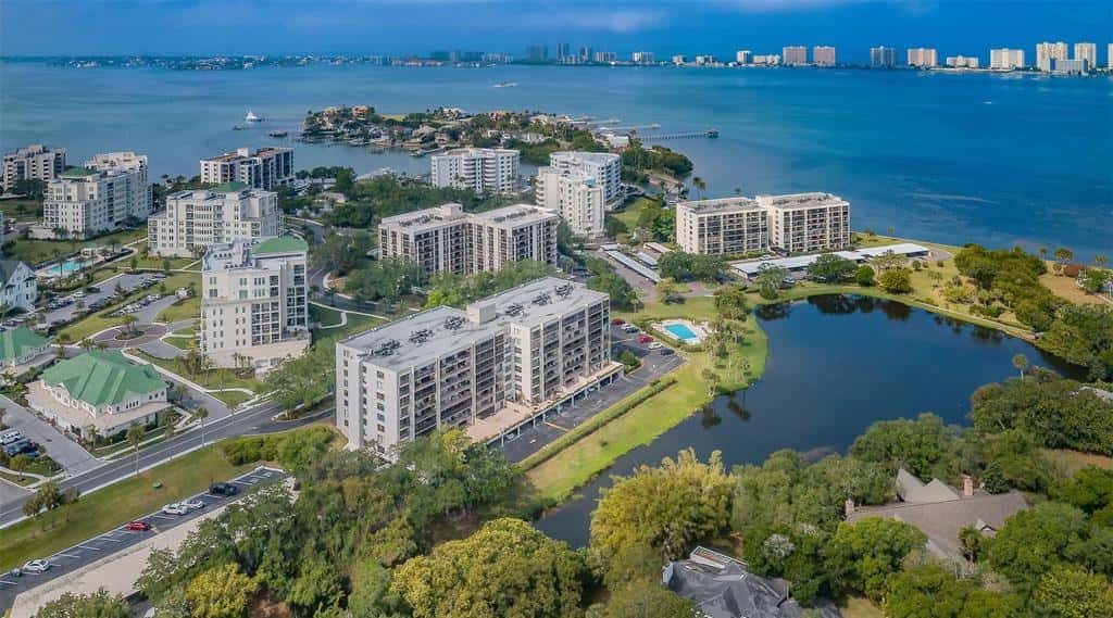 Condominium in BELLEAIR