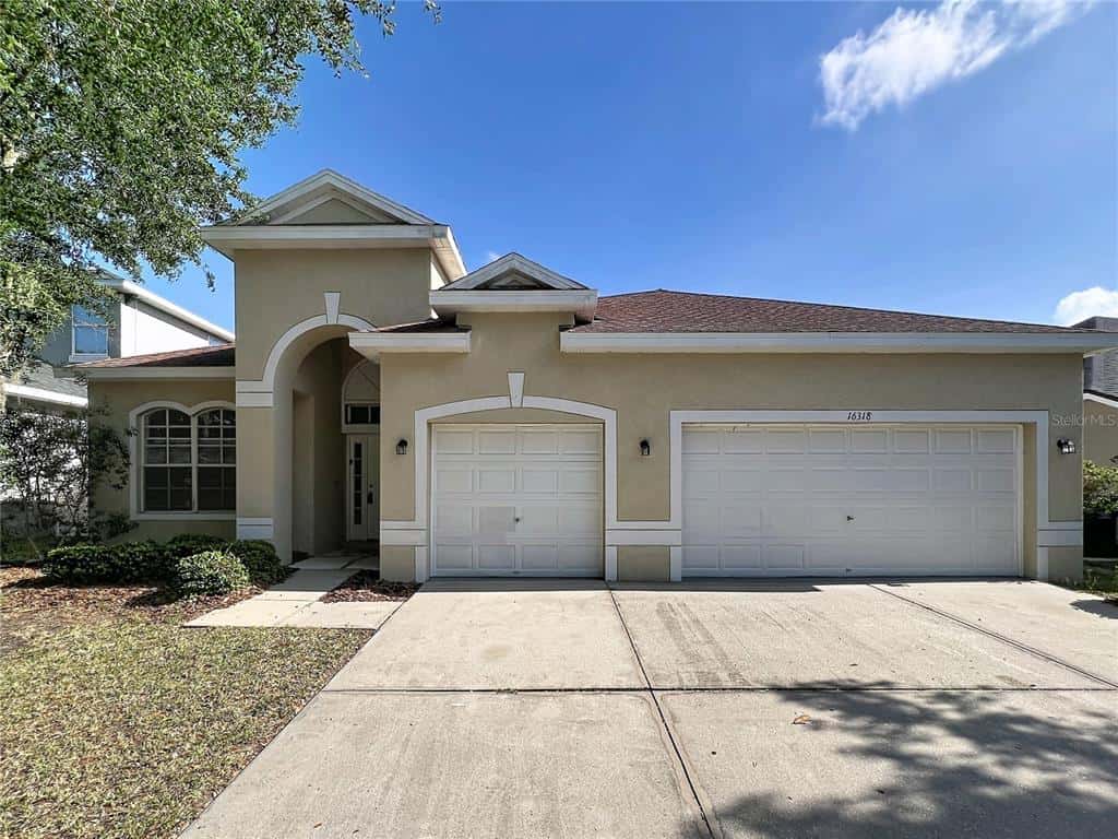 Single Family Residence in LITHIA