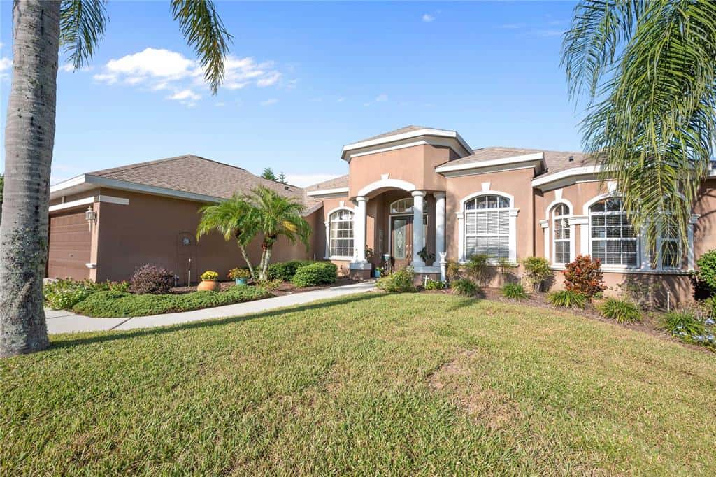 Single Family Residence in DADE CITY